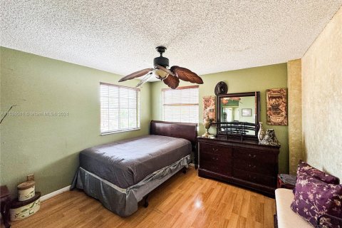 Casa en venta en Cutler Bay, Florida, 4 dormitorios, 269.42 m2 № 1067686 - foto 28