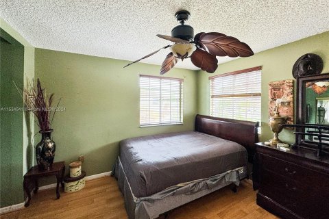 Casa en venta en Cutler Bay, Florida, 4 dormitorios, 269.42 m2 № 1067686 - foto 29