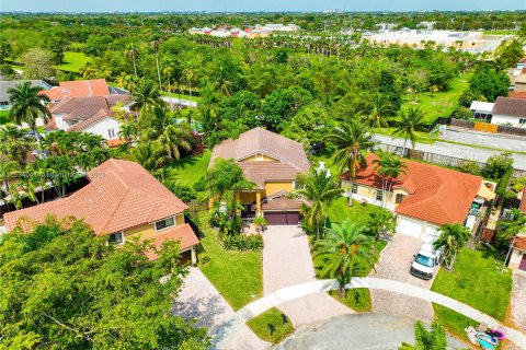 Villa ou maison à vendre à Cutler Bay, Floride: 4 chambres, 269.42 m2 № 1067686 - photo 1