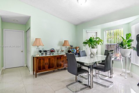 Casa en venta en Cutler Bay, Florida, 4 dormitorios, 132.2 m2 № 1305606 - foto 9