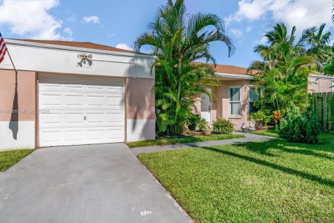 Villa ou maison à vendre à Cutler Bay, Floride: 4 chambres, 132.2 m2 № 1305606 - photo 1