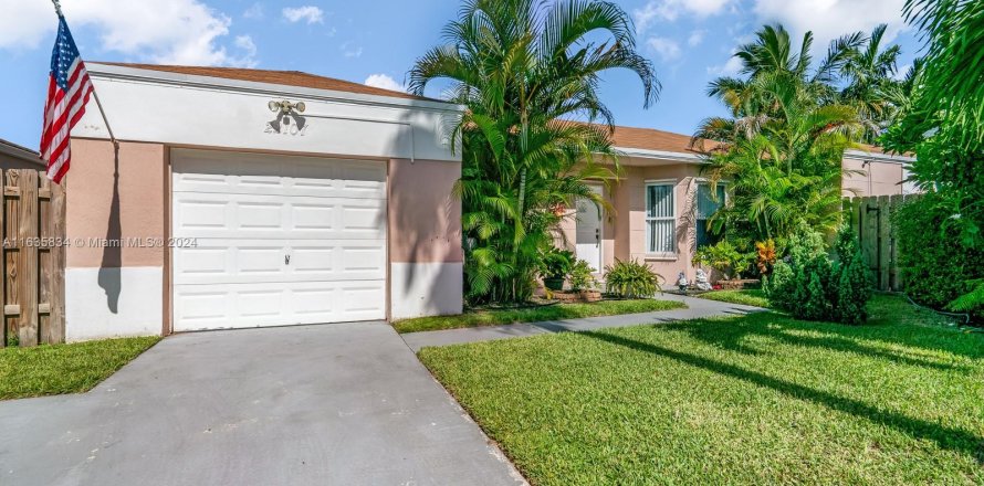 Villa ou maison à Cutler Bay, Floride 4 chambres, 132.2 m2 № 1305606