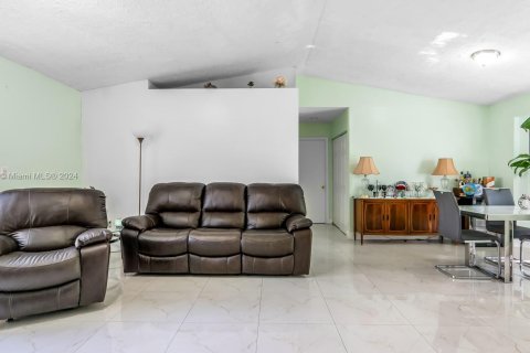 Casa en venta en Cutler Bay, Florida, 4 dormitorios, 132.2 m2 № 1305606 - foto 10