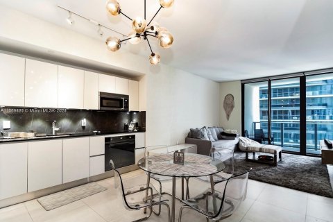 Condo in Miami, Florida, 1 bedroom  № 1388047 - photo 1