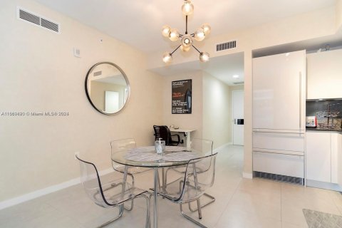 Condo in Miami, Florida, 1 bedroom  № 1388047 - photo 4