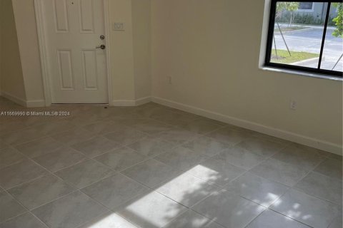 House in Hialeah, Florida 3 bedrooms, 154.96 sq.m. № 1388098 - photo 9