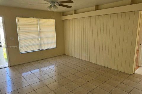 House in Hallandale Beach, Florida 2 bedrooms, 151.15 sq.m. № 1388009 - photo 6