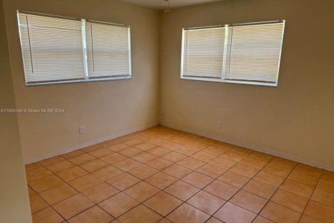 House in Hallandale Beach, Florida 2 bedrooms, 151.15 sq.m. № 1388009 - photo 7