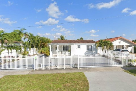 Villa ou maison à vendre à Hialeah, Floride: 4 chambres, 151.43 m2 № 1386141 - photo 1