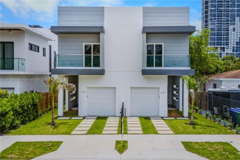 Adosado en venta en Miami, Florida, 3 dormitorios № 1238302 - foto 1