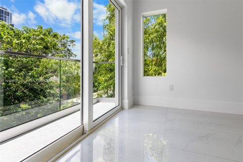 Adosado en venta en Miami, Florida, 3 dormitorios № 1238302 - foto 18