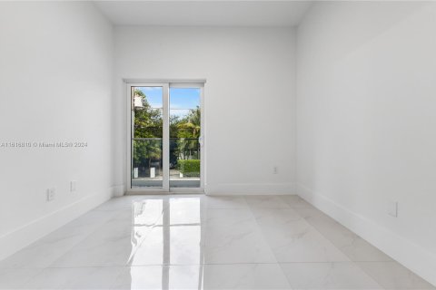 Adosado en venta en Miami, Florida, 3 dormitorios № 1238302 - foto 14