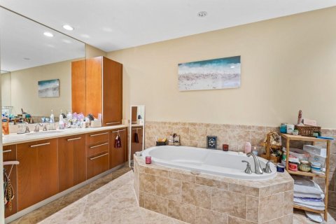 Condo in Lauderdale-by-the-Sea, Florida, 3 bedrooms  № 1077486 - photo 9