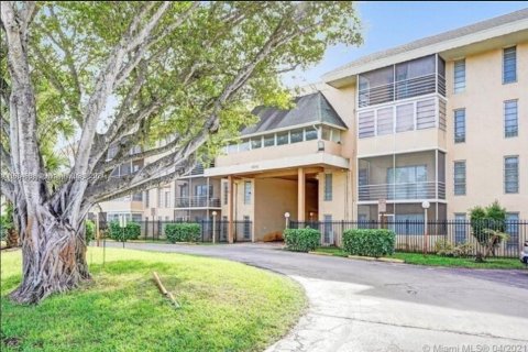 Condo in Lauderdale Lakes, Florida, 1 bedroom  № 1420346 - photo 1