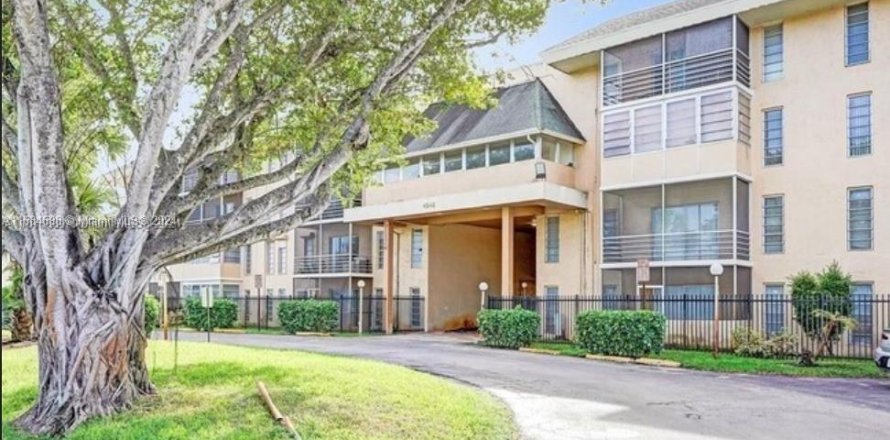 Condo in Lauderdale Lakes, Florida, 1 bedroom  № 1420346