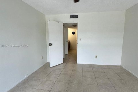 Condo in Lauderdale Lakes, Florida, 1 bedroom  № 1420346 - photo 9