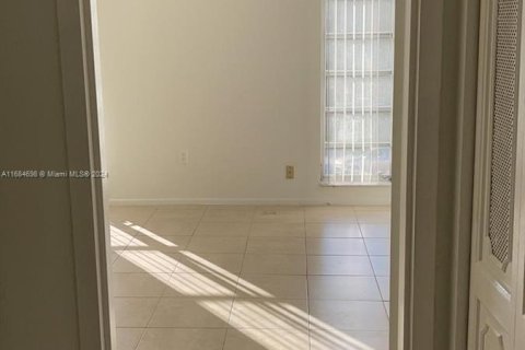 Condo in Lauderdale Lakes, Florida, 1 bedroom  № 1420346 - photo 12