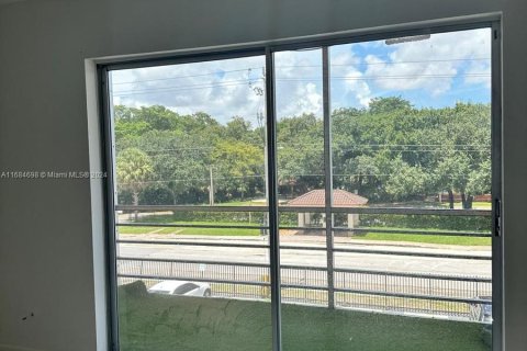 Condo in Lauderdale Lakes, Florida, 1 bedroom  № 1420346 - photo 8