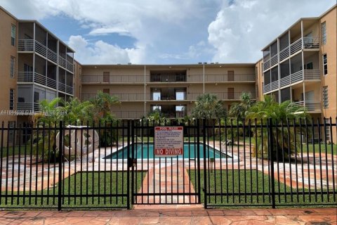 Condo in Lauderdale Lakes, Florida, 1 bedroom  № 1420346 - photo 2