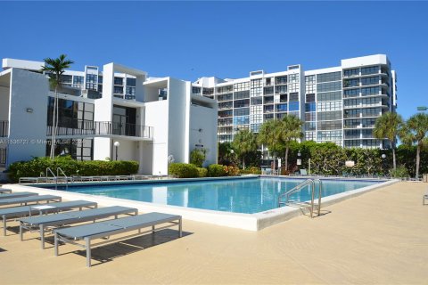 Condominio en venta en Hallandale Beach, Florida, 1 dormitorio, 85.01 m2 № 1050468 - foto 12