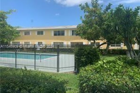 Condo in Deerfield Beach, Florida, 2 bedrooms  № 1050509 - photo 3