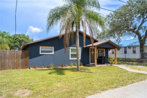 House in Frostproof, Florida 3 bedrooms, 170.48 sq.m. № 1344373 - photo 2