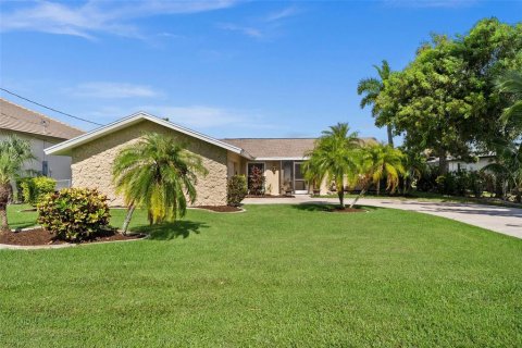 House in Cape Coral, Florida 3 bedrooms, 127 sq.m. № 1340727 - photo 2