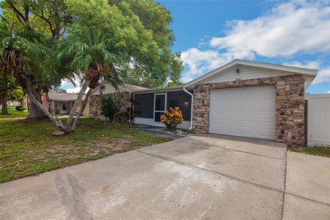 House in Port Richey, Florida 4 bedrooms, 141.03 sq.m. № 1308412 - photo 2