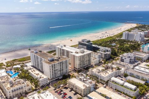 Condo in Miami Beach, Florida, 1 bedroom  № 1397761 - photo 26