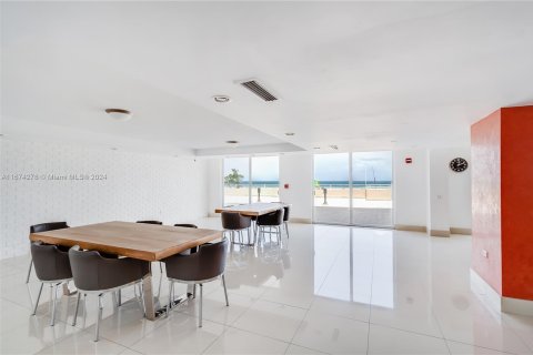 Condo in Miami Beach, Florida, 1 bedroom  № 1397761 - photo 29