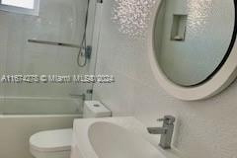 Condo in Miami Beach, Florida, 1 bedroom  № 1397761 - photo 15