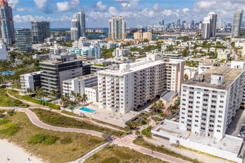 Condo in Miami Beach, Florida, 1 bedroom  № 1397761 - photo 24