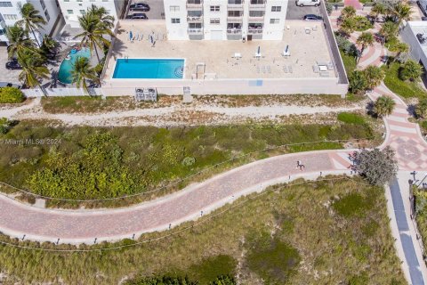 Condo in Miami Beach, Florida, 1 bedroom  № 1397761 - photo 25