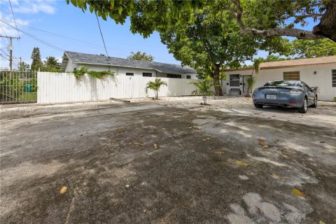 Commercial property in Miami, Florida 205.41 sq.m. № 1396946 - photo 29