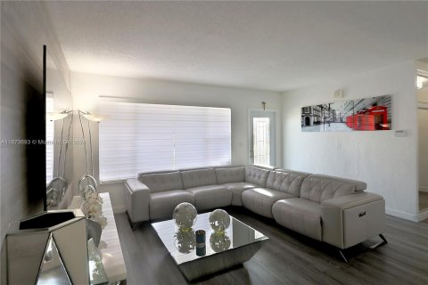 Casa en venta en Hialeah, Florida, 3 dormitorios, 148.46 m2 № 1396858 - foto 6