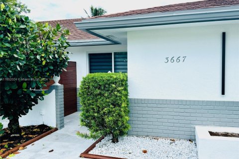 House in Oakland Park, Florida 3 bedrooms, 157.93 sq.m. № 1345541 - photo 2