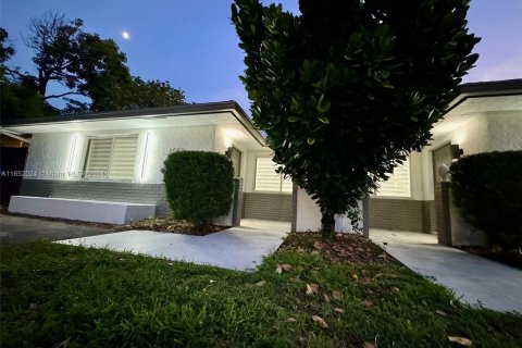 House in Oakland Park, Florida 3 bedrooms, 157.93 sq.m. № 1345541 - photo 1