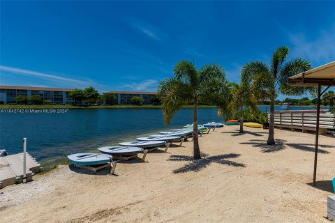 Condo in Pembroke Pines, Florida, 1 bedroom  № 1321455 - photo 28