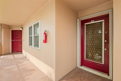 Condo in Pembroke Pines, Florida, 1 bedroom  № 1321455 - photo 2