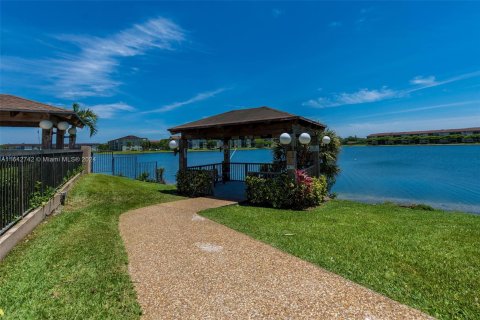 Condo in Pembroke Pines, Florida, 1 bedroom  № 1321455 - photo 23