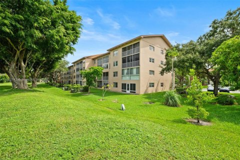 Condo in Pembroke Pines, Florida, 1 bedroom  № 1321455 - photo 1