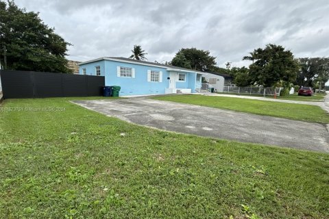 House in Miami, Florida 3 bedrooms, 170.38 sq.m. № 1396753 - photo 2