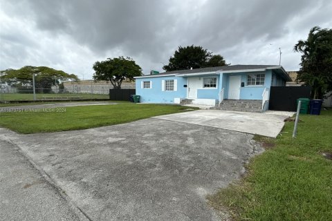 House in Miami, Florida 3 bedrooms, 170.38 sq.m. № 1396753 - photo 1