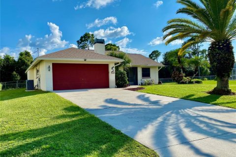 House in Port Charlotte, Florida 3 bedrooms, 153.94 sq.m. № 1372278 - photo 2