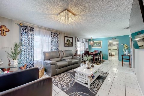 Immobilier commercial à vendre à Miami, Floride: 161.19 m2 № 1160623 - photo 4