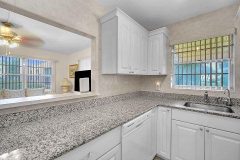 Condo in Deerfield Beach, Florida, 1 bedroom  № 1226712 - photo 13