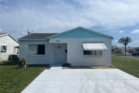 Casa en venta en Tamarac, Florida, 2 dormitorios, 111.85 m2 № 1068005 - foto 1