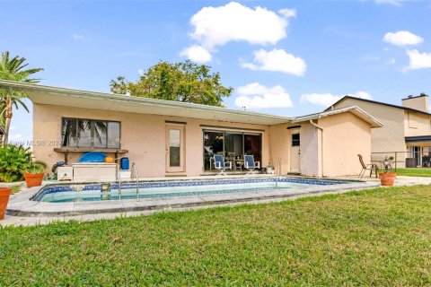 House in Sunrise, Florida 3 bedrooms, 153.66 sq.m. № 1021815 - photo 16