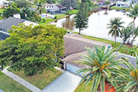 House in Sunrise, Florida 3 bedrooms, 153.66 sq.m. № 1021815 - photo 1