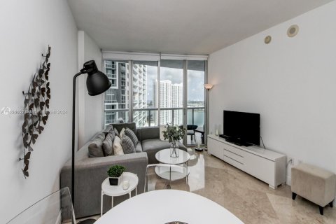 Condo in Miami, Florida, 1 bedroom  № 1356903 - photo 2